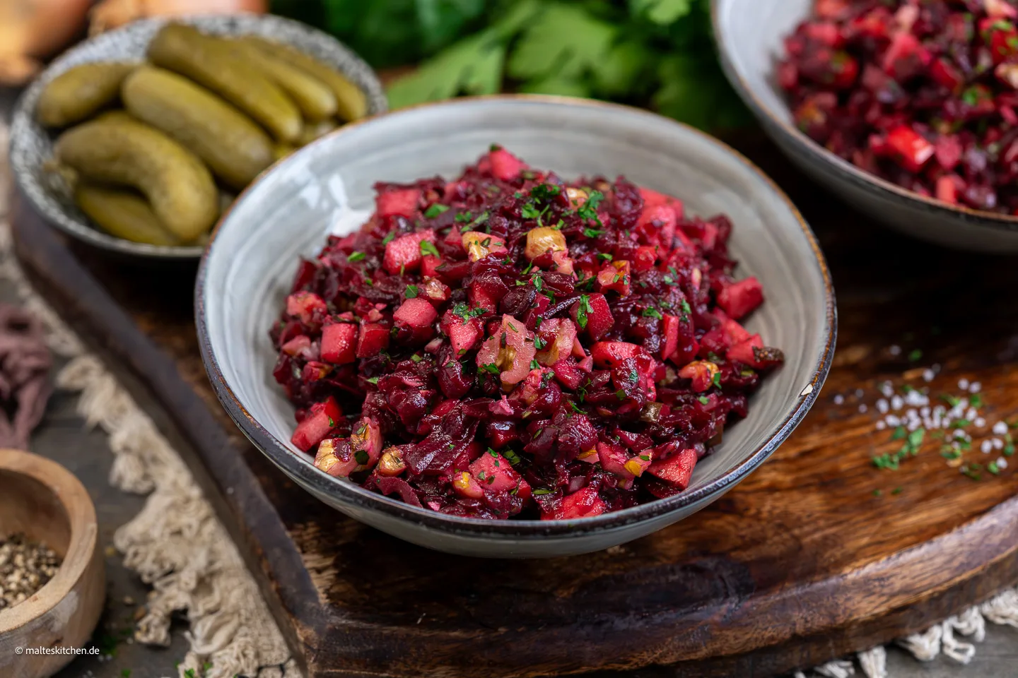 Salade de betteraves avec pomme, concombre et noix