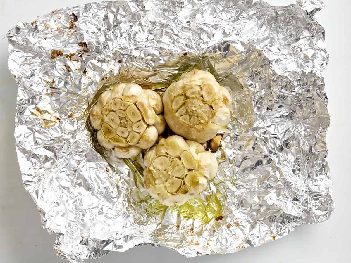 Ail fraîchement rôti sur une feuille de papier d'aluminium.