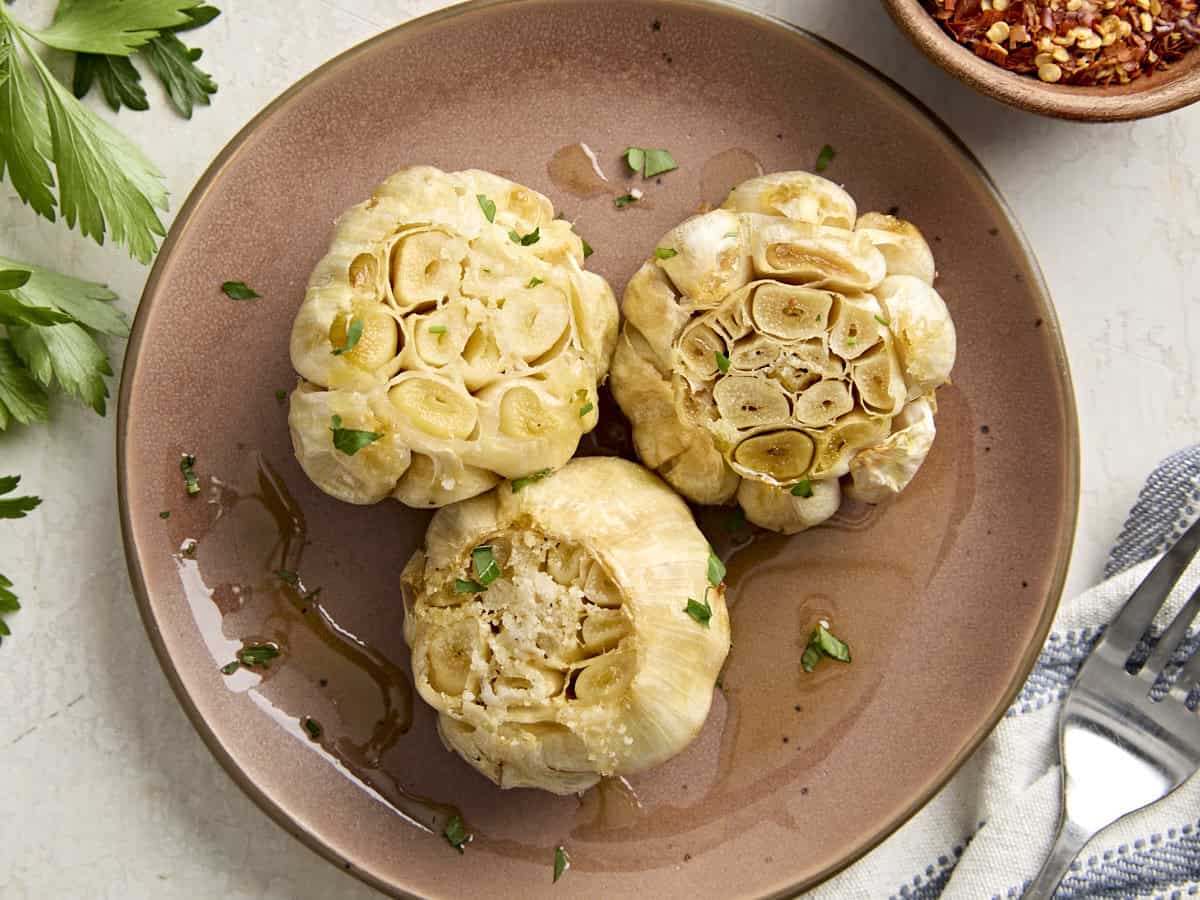 Vue aérienne de l'ail rôti sur une assiette.