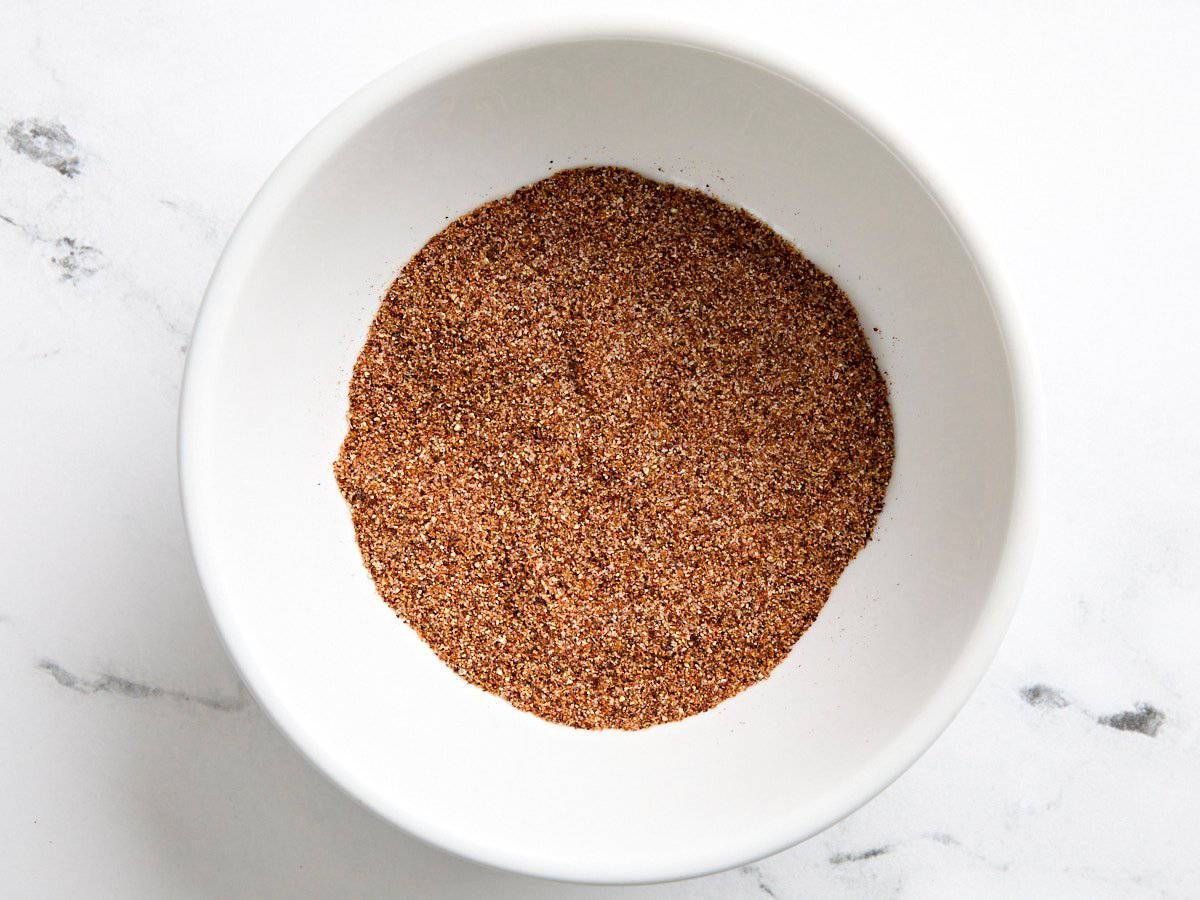 L'assaisonnement Fajita mélange dans un bol.