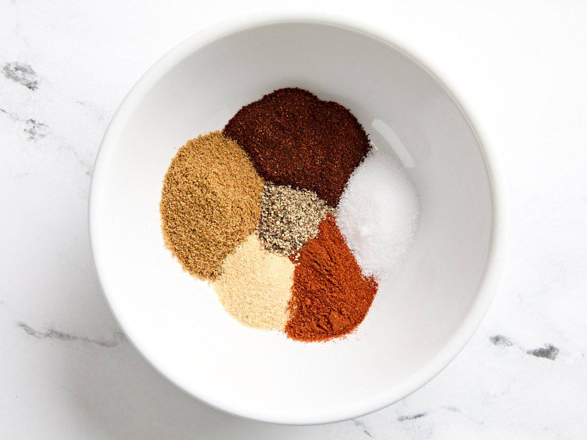 Les ingrédients de l'assaisonnement fait maison Fajita dans un bol.