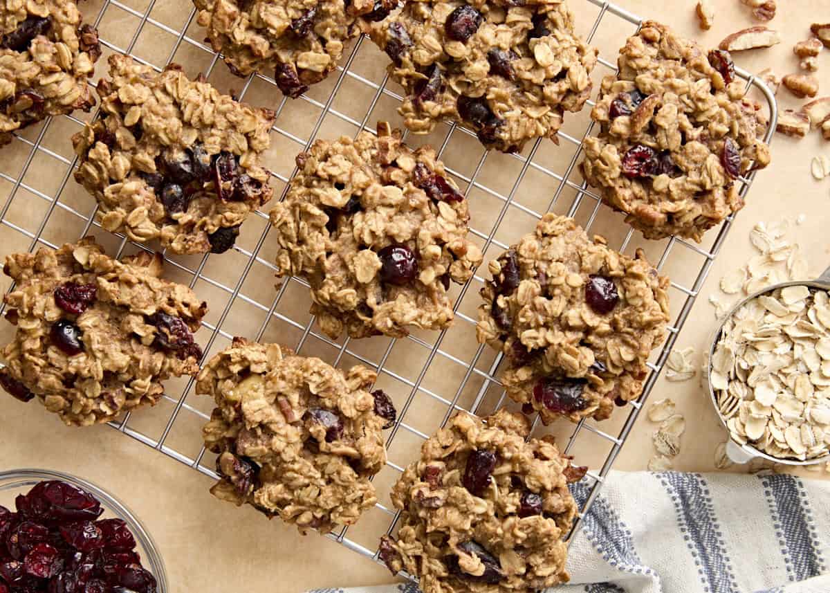 Vue aérienne des biscuits du petit-déjeuner sur une grille.