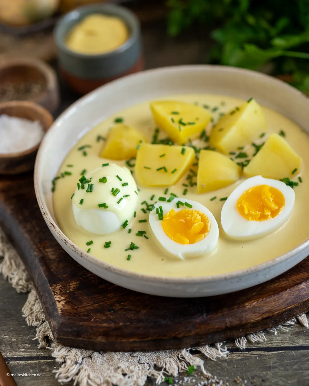 Oeufs de grand-mère à la sauce moutarde.