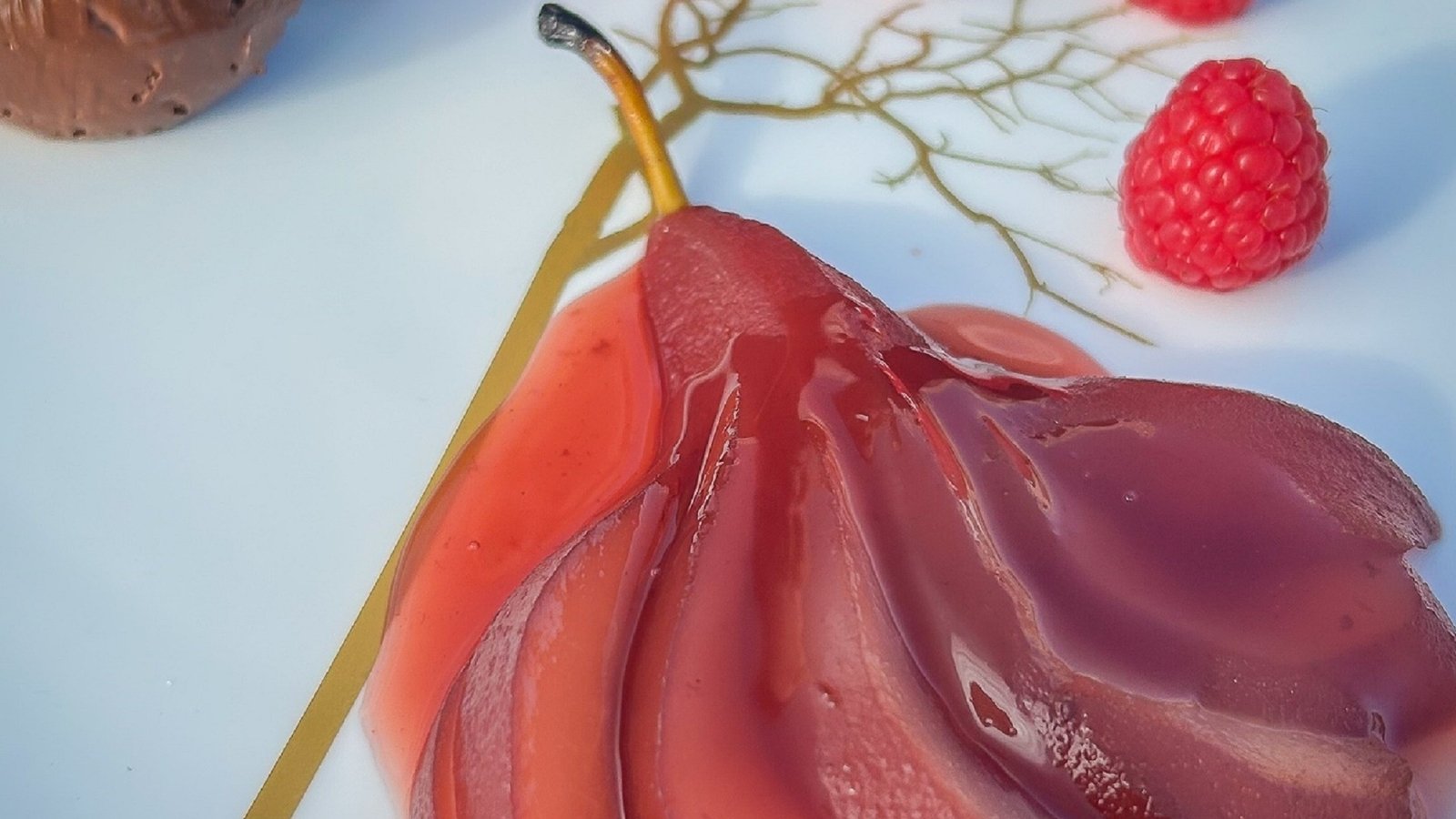 Neven's Chocolate Creamux avec des poires pochées