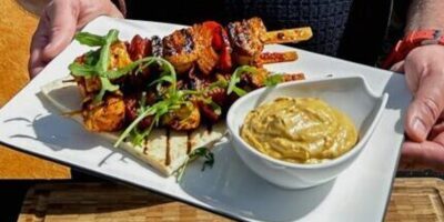 Les brochettes de poulet Piri Piri de Neven avec trempette avacado