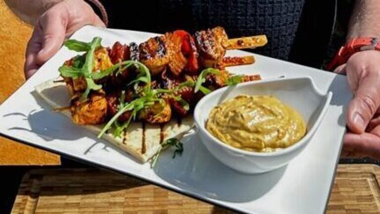 Les brochettes de poulet Piri Piri de Neven avec trempette avacado