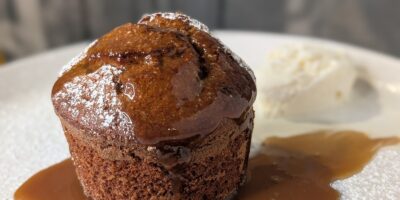 Pudding au caramel collant de Sarah Butler avec sauce au caramel: aujourd'hui