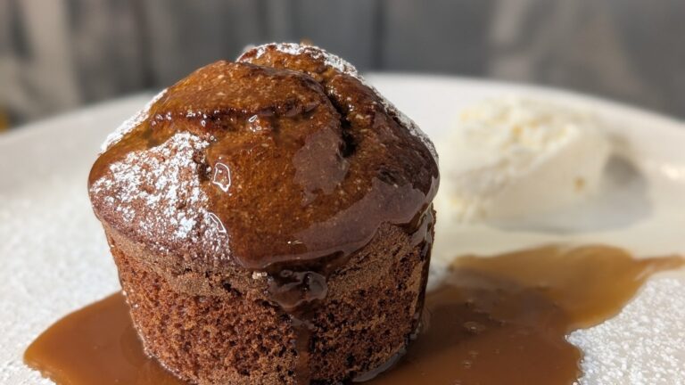 Pudding au caramel collant de Sarah Butler avec sauce au caramel: aujourd'hui