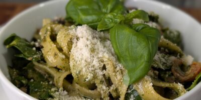 Pâtes de tomate cerise du pesto de basilic de Trisha Lewis: Aujourd'hui