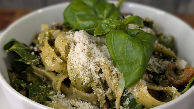 Pâtes de tomate cerise du pesto de basilic de Trisha Lewis: Aujourd'hui