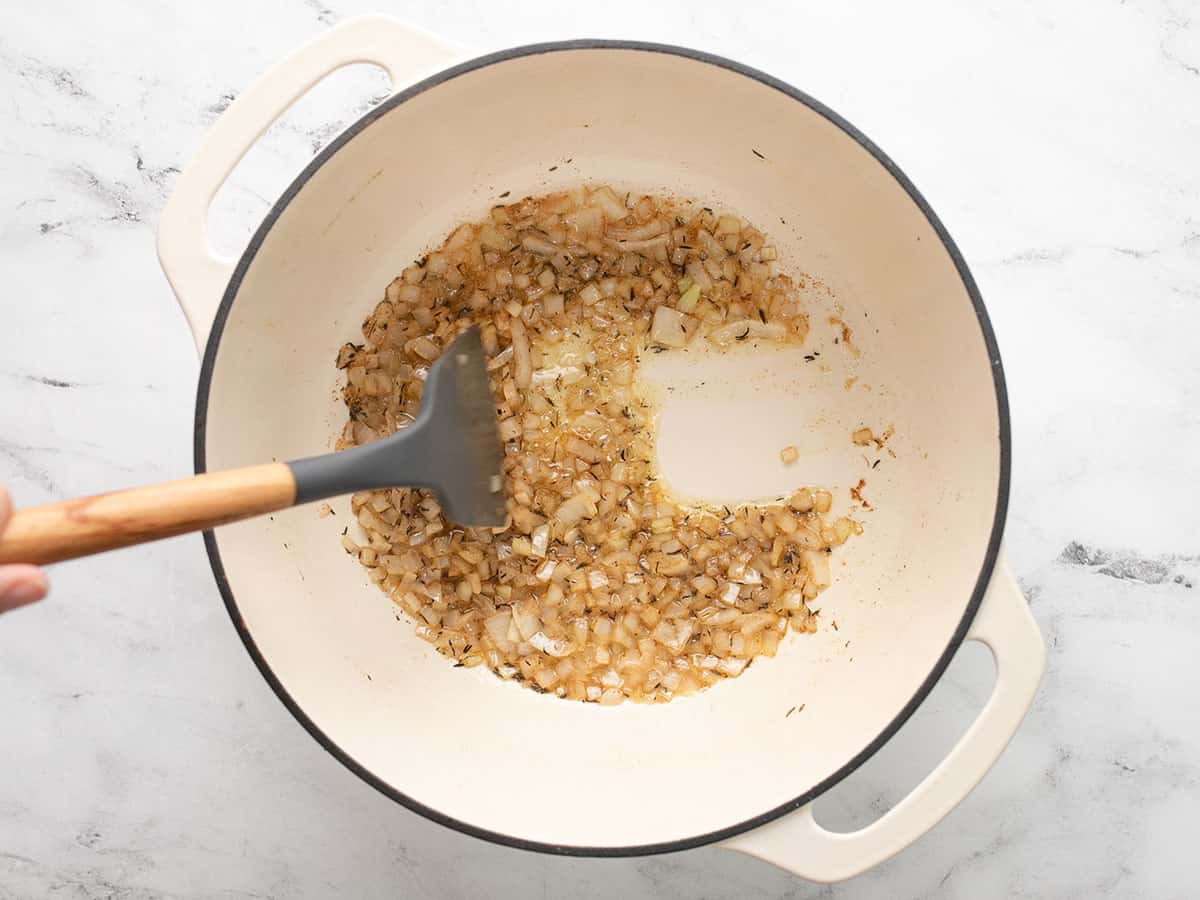 Affaire au-dessus du brunissement au beurre.