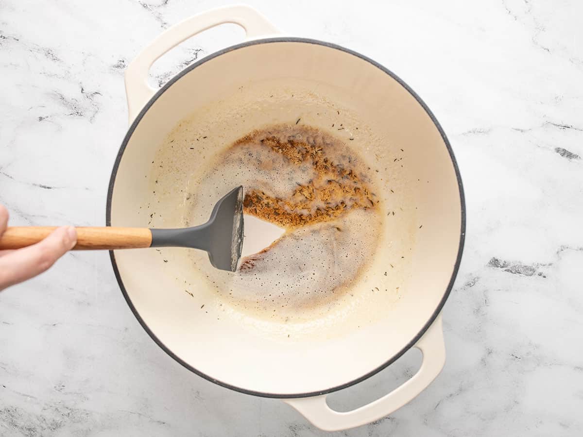 Affaire au-dessus du brunissement au beurre.