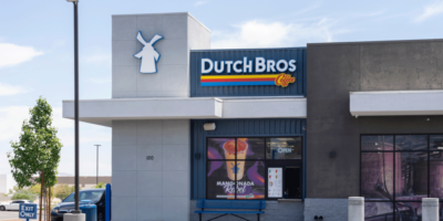 Bros néerlandais testant de la nourriture