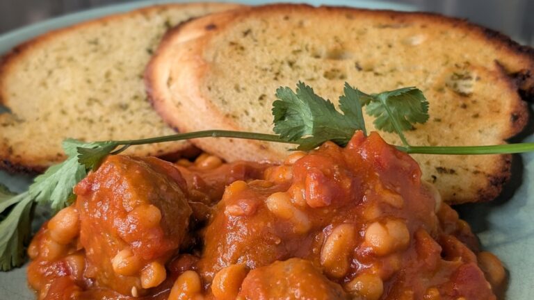 Casserole de boulettes de viande au four de Paul Flynn avec des haricots paprika sucrés: aujourd'hui