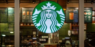 Starbucks licencie 1 100 employés