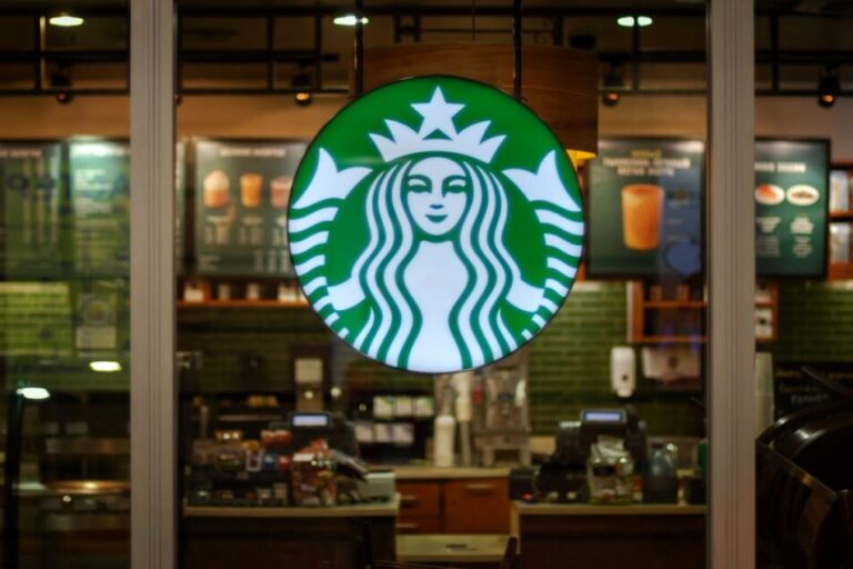 Starbucks licencie 1 100 employés