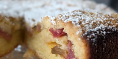 Gâteau de crumble de la rhubarbe et du gingembre d'Eunice Power