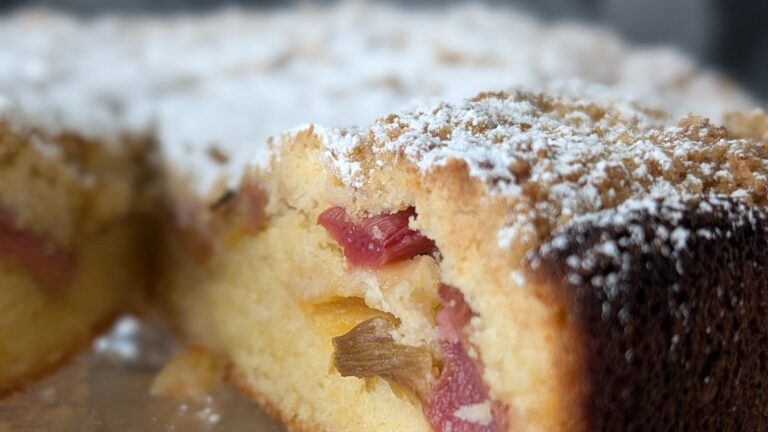 Gâteau de crumble de la rhubarbe et du gingembre d'Eunice Power