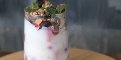 Le petit déjeuner de la nuit de Trisha (style de gâteau au fromage) et le granola maison: aujourd'hui