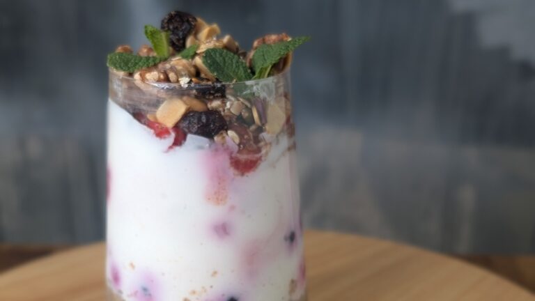 Le petit déjeuner de la nuit de Trisha (style de gâteau au fromage) et le granola maison: aujourd'hui