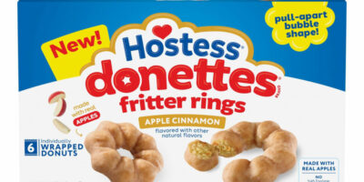 L'hôtesse lance des anneaux de gigue de cannelle à cannelle aux pommes