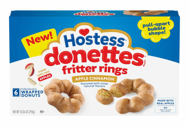L'hôtesse lance des anneaux de gigue de cannelle à cannelle aux pommes