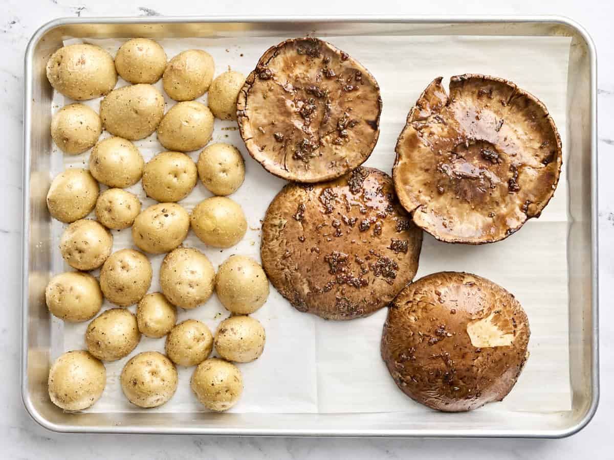 Pommes de terre rôties et casquettes de champignons portobello de marinading sur une poêle.