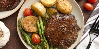 Un dîner de steak de champignons poêle