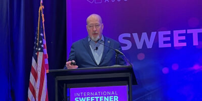 Amples fournitures de sucre, la faible demande pèse sur les prix