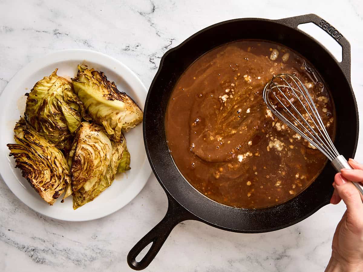 La farine est entrée dans la sauce dans une poêle en fonte.