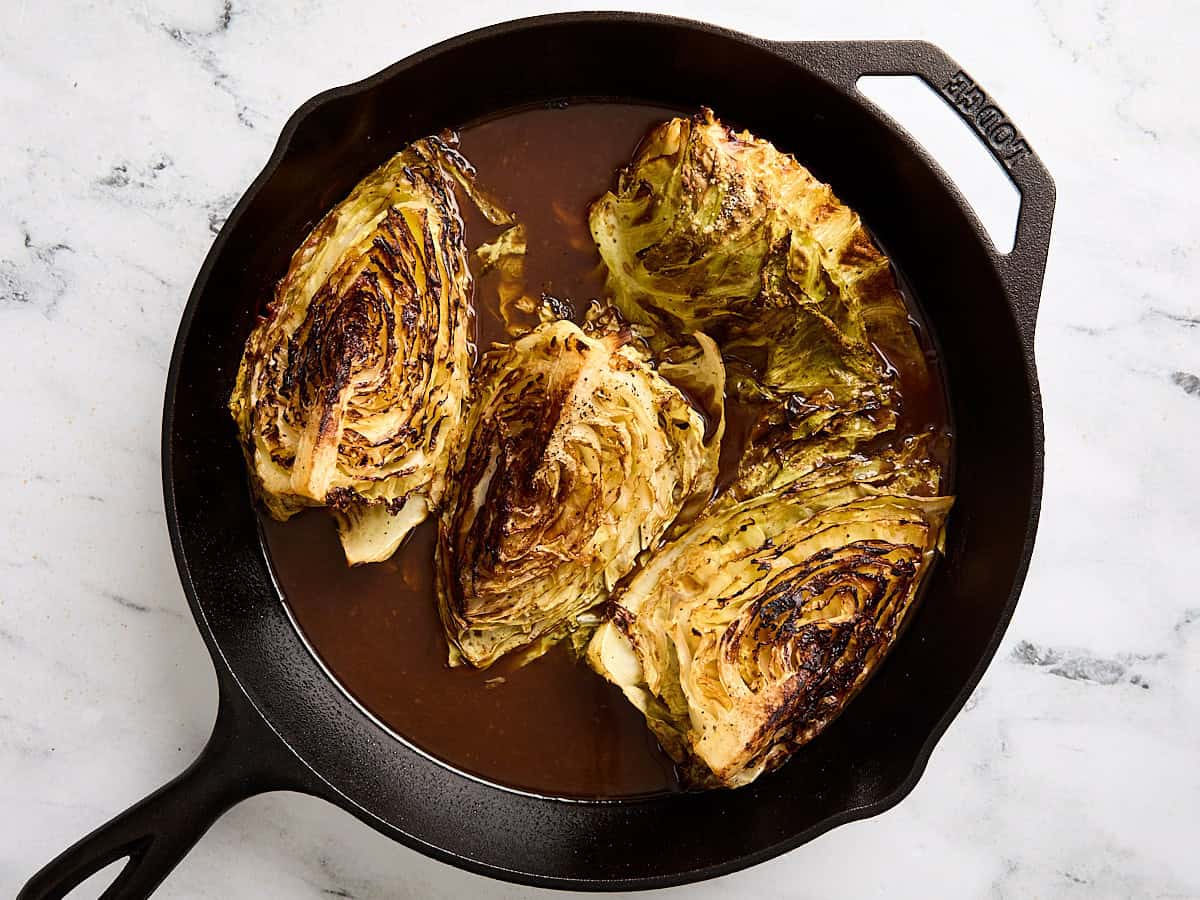 Steaks de chou dans une poêle après avoir cuit au four.