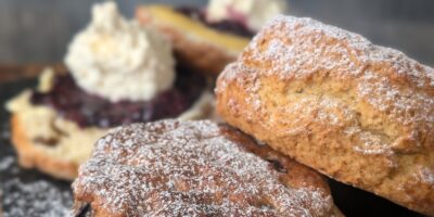 Les scones de mags avec de la confiture, de la crème et du caillé au citron: aujourd'hui