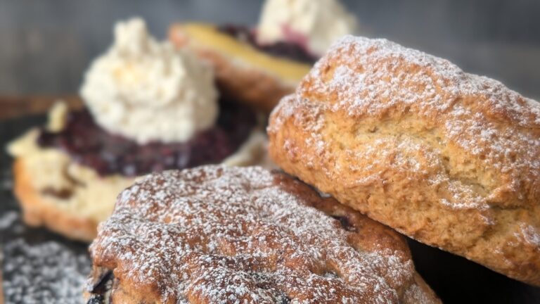Les scones de mags avec de la confiture, de la crème et du caillé au citron: aujourd'hui