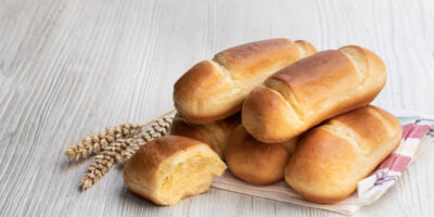 Baker britannique s'étendant avec une nouvelle plante