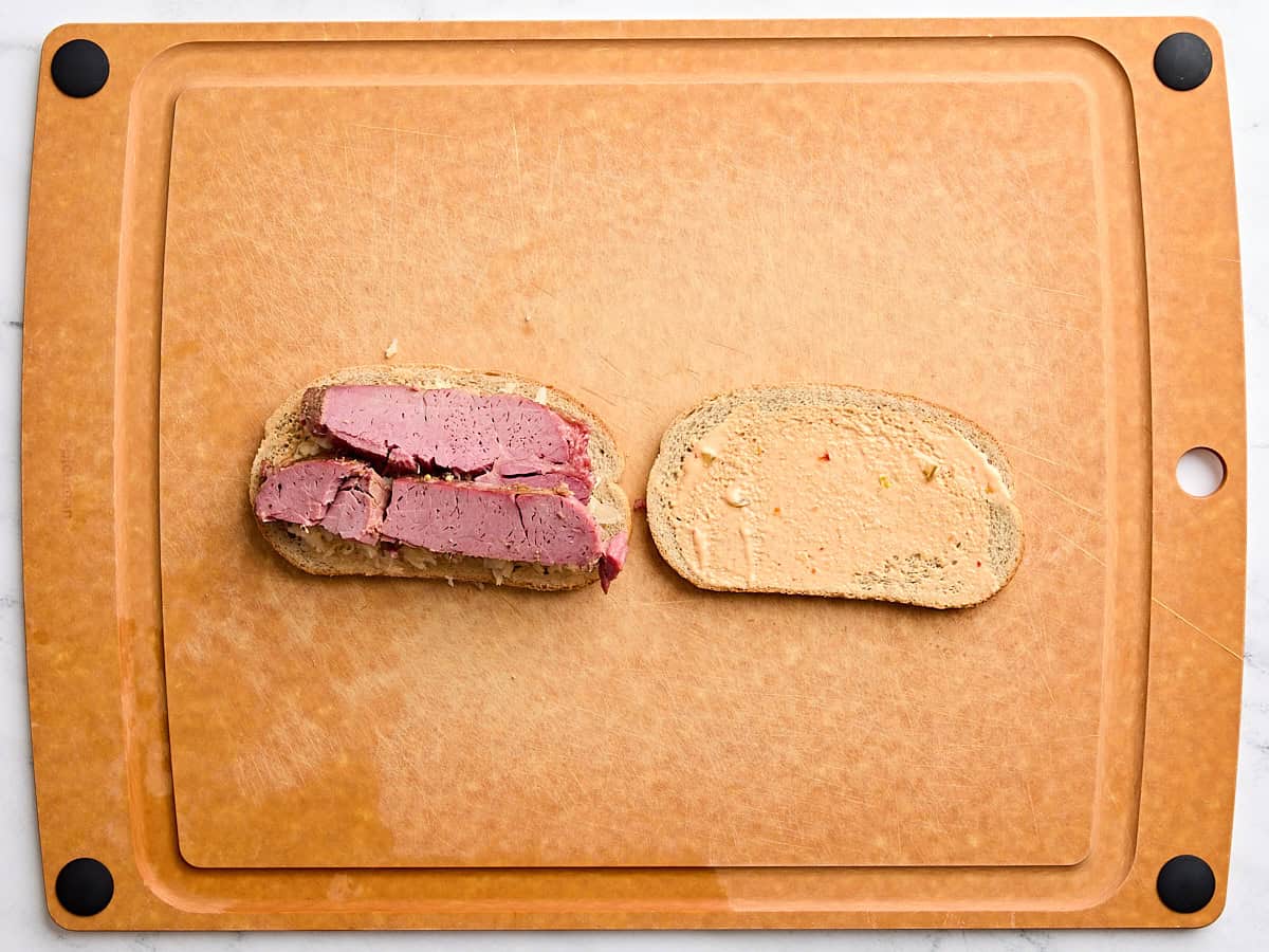 Boeuf corné a ajouté à une tranche de pain de seigle avec de la choucroute.