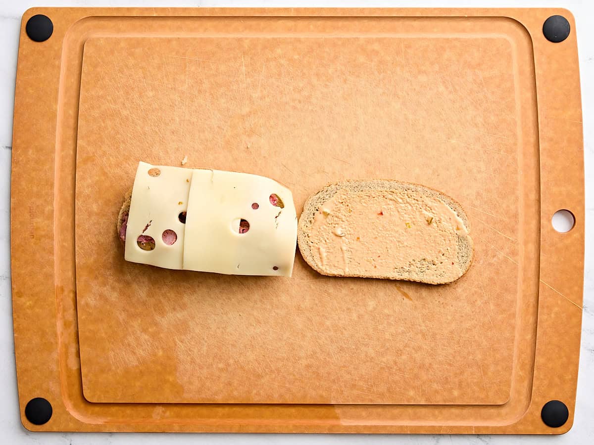 Une tranche de Chese suisse a ajouté à un sandwich Reuben.