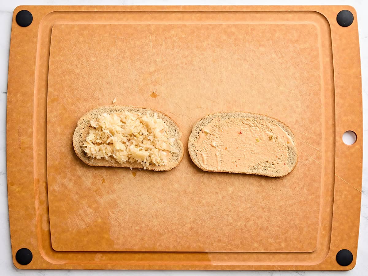 Choucroute sur une tranche de pain de seigle.