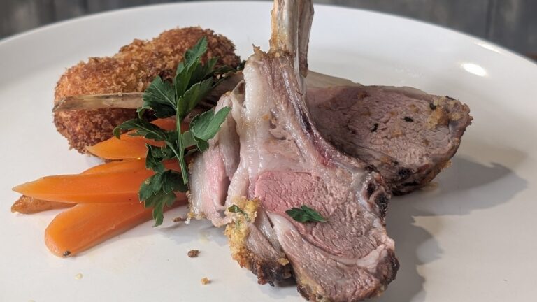 La grille d'agneau rôtie de Kevin Dundon avec une croûte d'ail sauvage: aujourd'hui