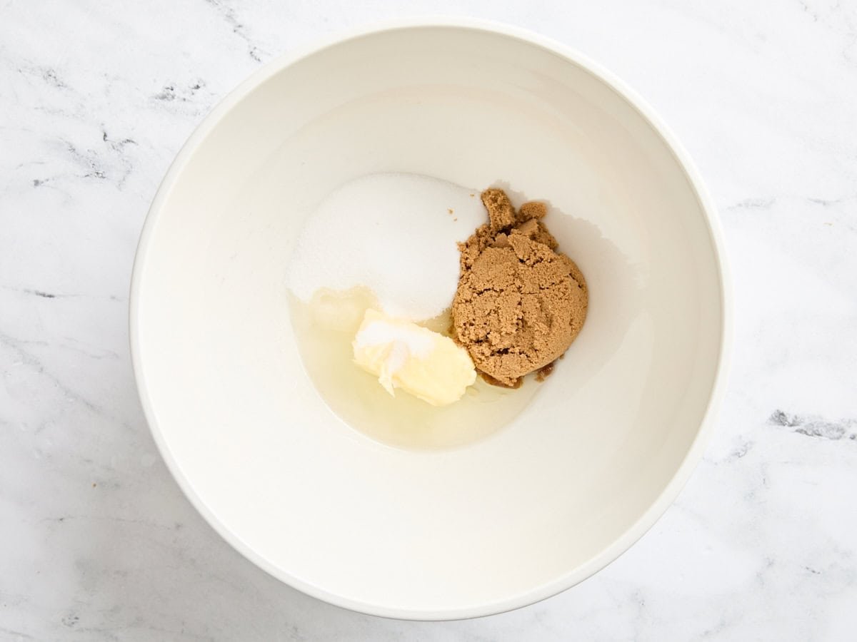 L'huile, le beurre, le sucre et la cassonade dans un bol.