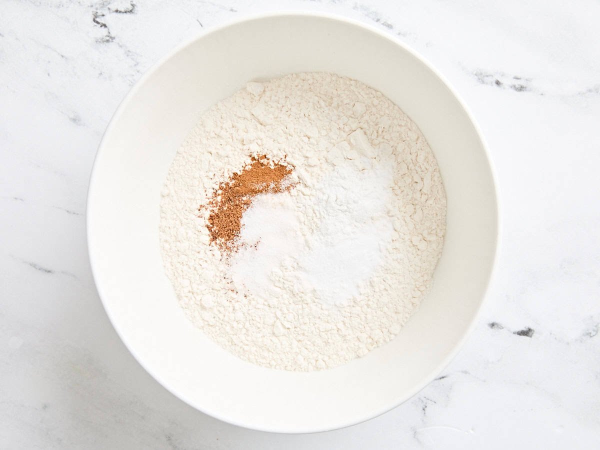 La farine, le bicarbonate de soude, la levure chimique et les épices dans un bol.