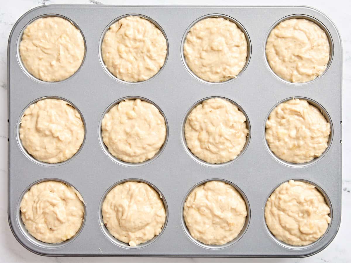 Pâte à muffins à la banane dans une poêle à muffins.