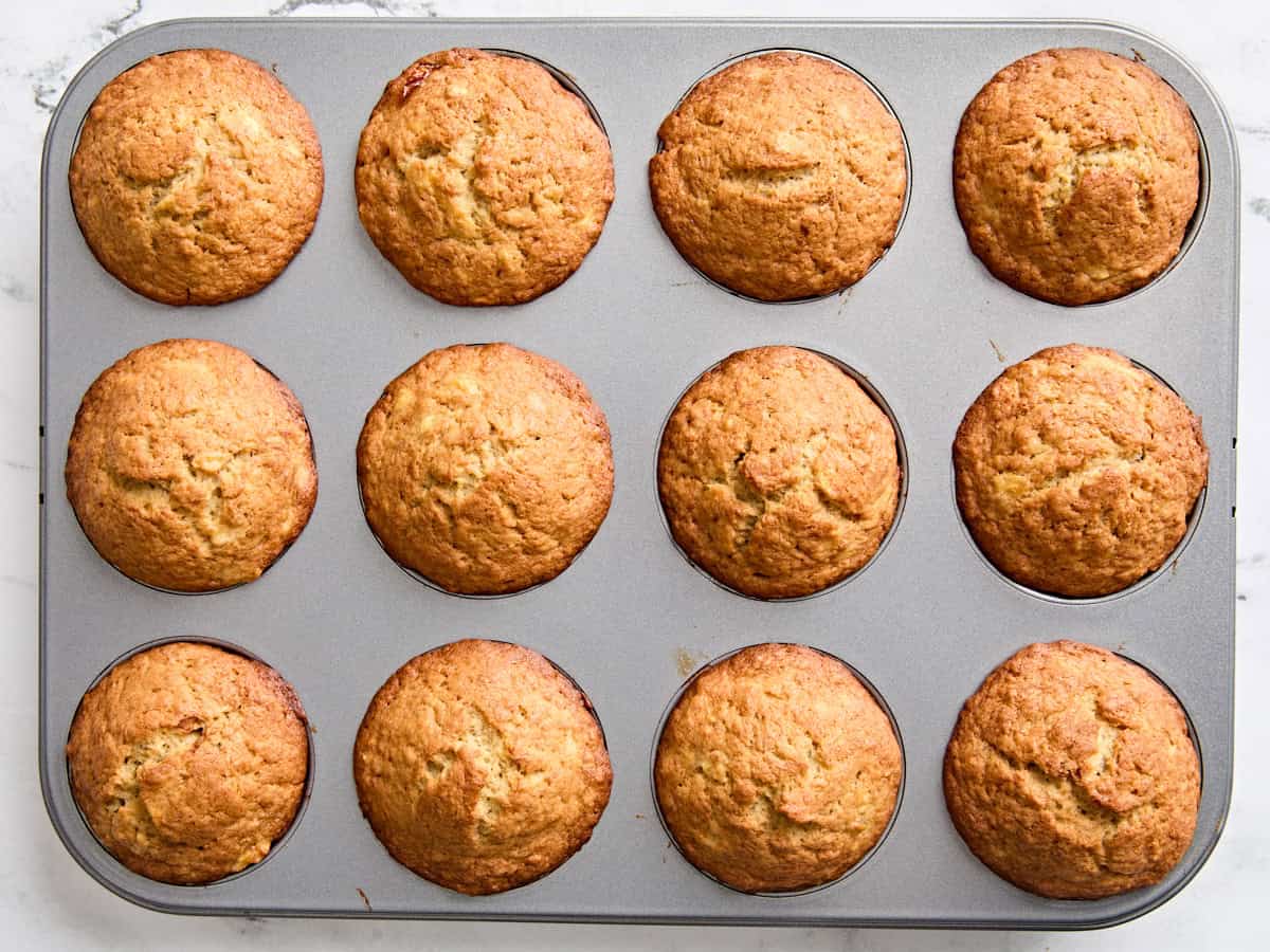 Muffins de banane fraîchement cuits dans une poêle à muffins.