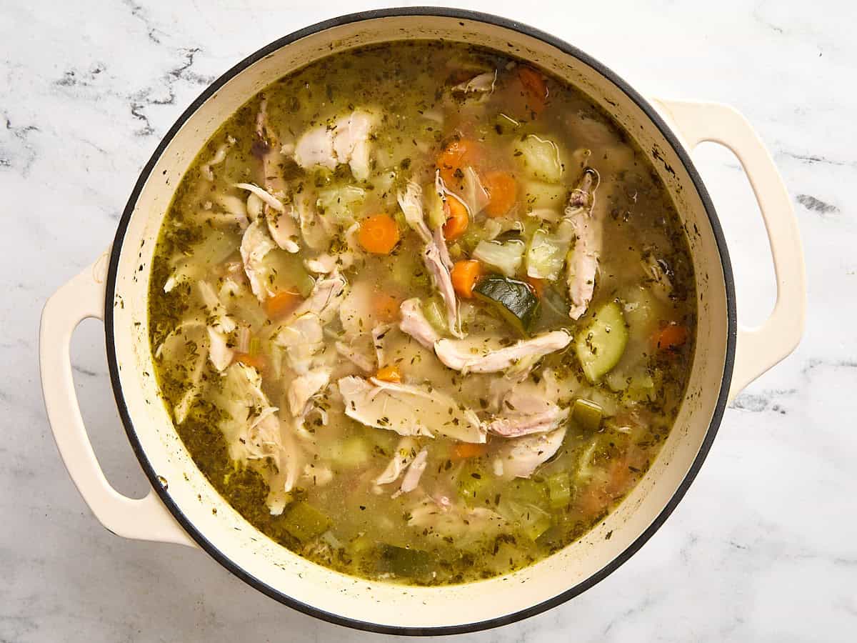 Soupe en pierre finie dans un pot d'étan.