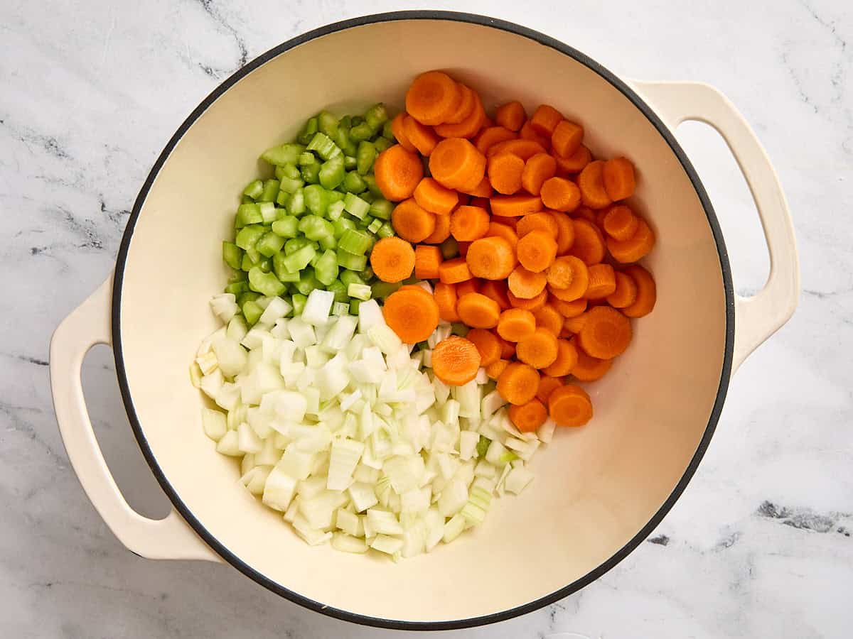 Un mirepoix dans un pot en stock.