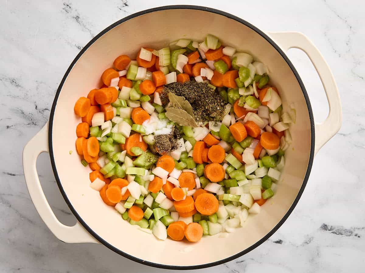 Faire sauter Poix dans un Stockpot avec des assaisonnements.