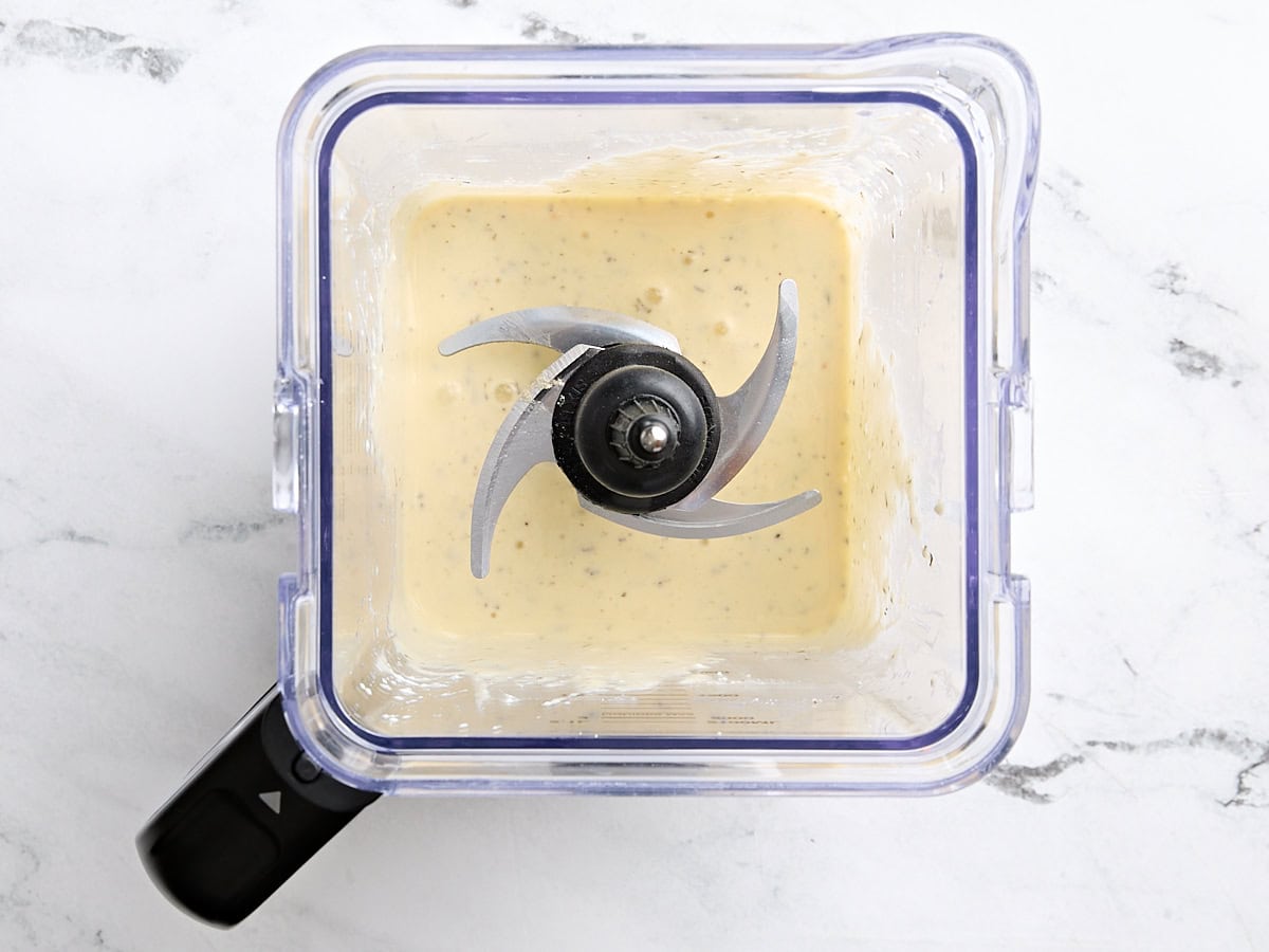 Le fromage cottage mélangé et le mélange d'oeufs dans un mélangeur.