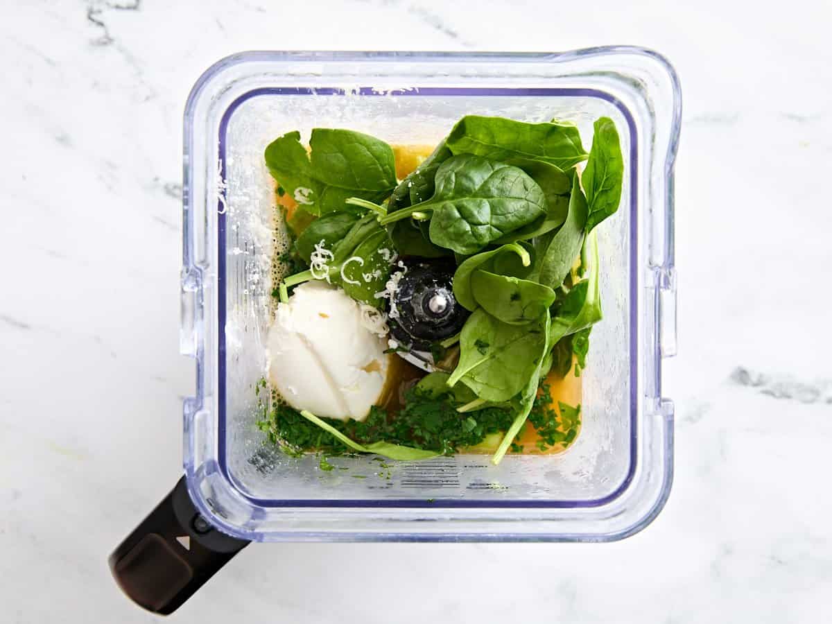 Les ingrédients pour faire de la soupe d'asperges dans un mélangeur.