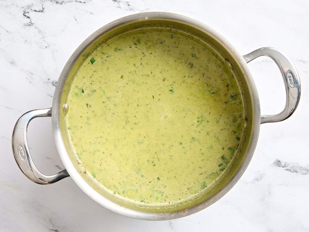 Finie la soupe d'asperges maison dans une sauce.