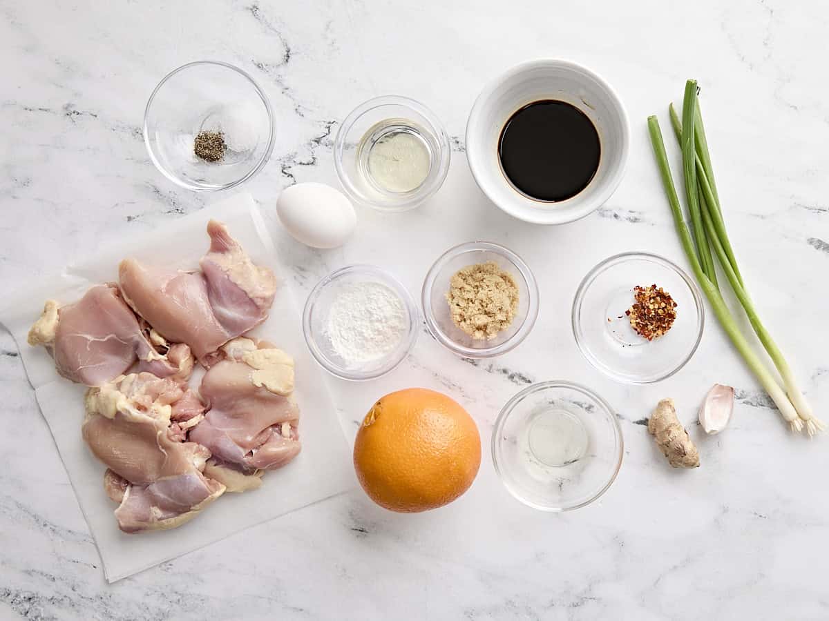 Les ingrédients pour faire du poulet orange fait maison.