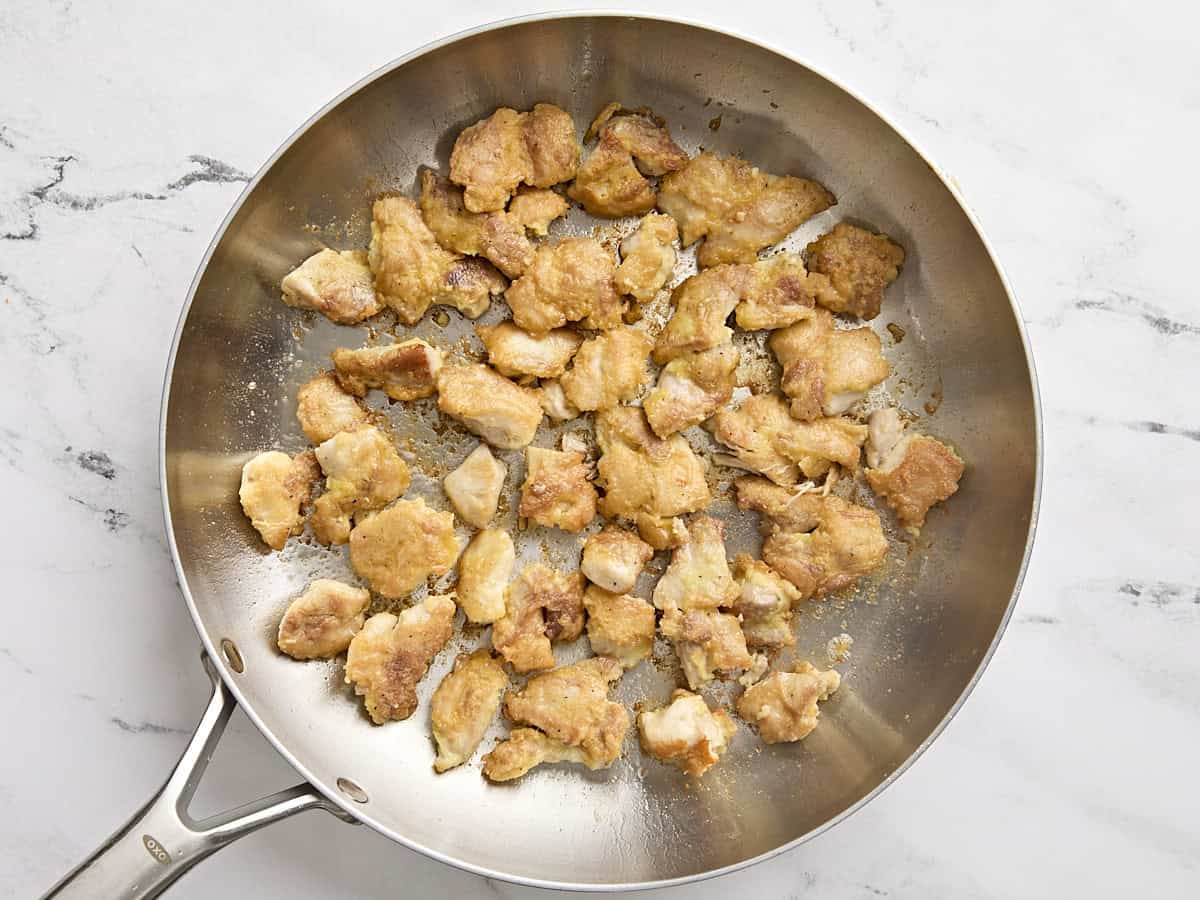 Pouchés de cuisses cuisinées dans une poêle.